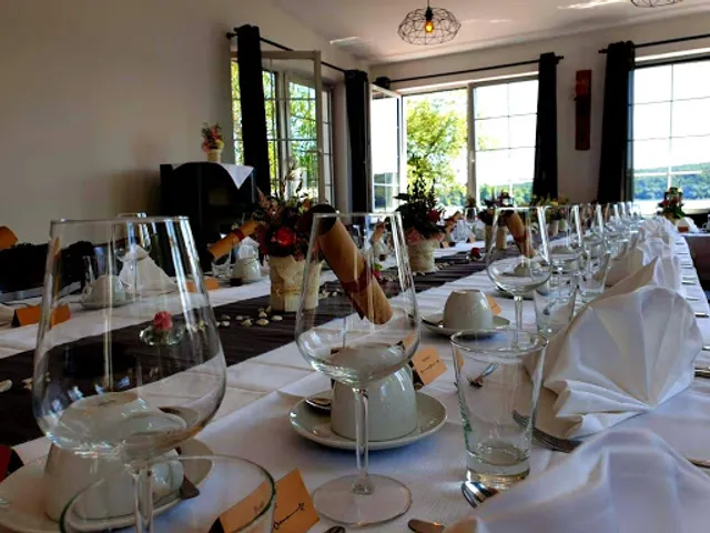 Restaurant Helmut | gemütliche Sonnenterrasse | moderne deutsche Küche | großer Saal für 120 Personen