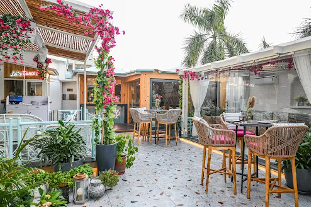 Nuqi - Cafe & Cocktail Bar