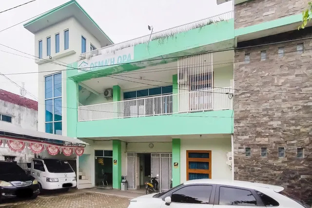 RedDoorz @ Guesthouse Oemah Opa Metro