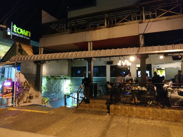 Town Restaurant & Bar