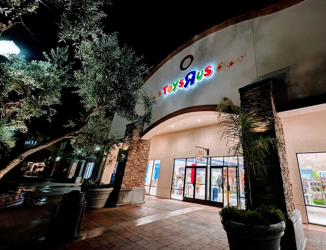 Toys"R"Us at Camarillo Premium