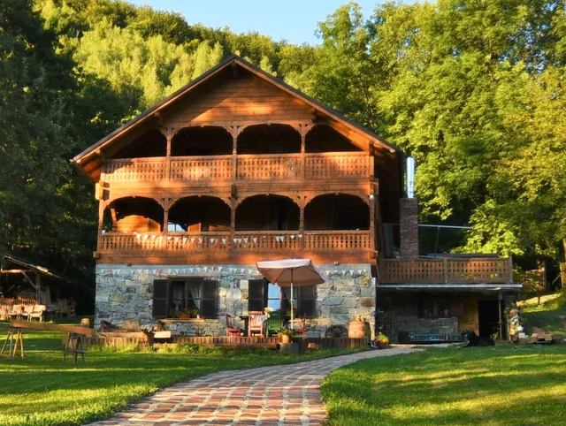 Cabana Aproape de Stele