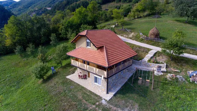 АДАМОВ КОНАК - Апартмани у Заовинама на Тари