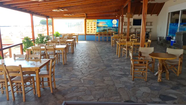 Roubini Beach | Cafe restaurant