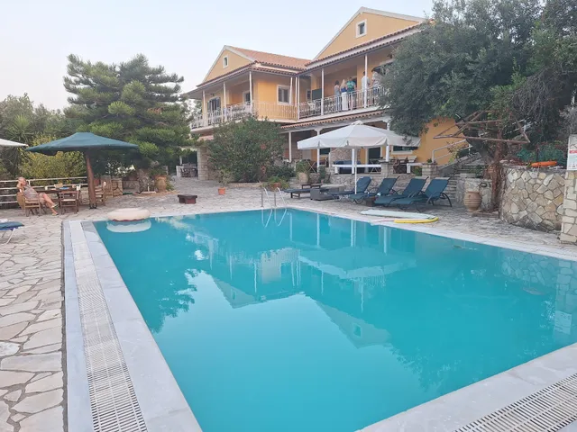 Christos Studios & Apartments