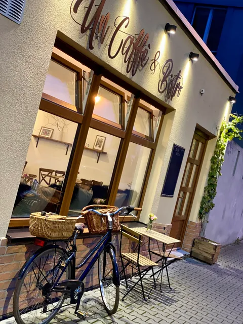 Un Caffé & Bistro