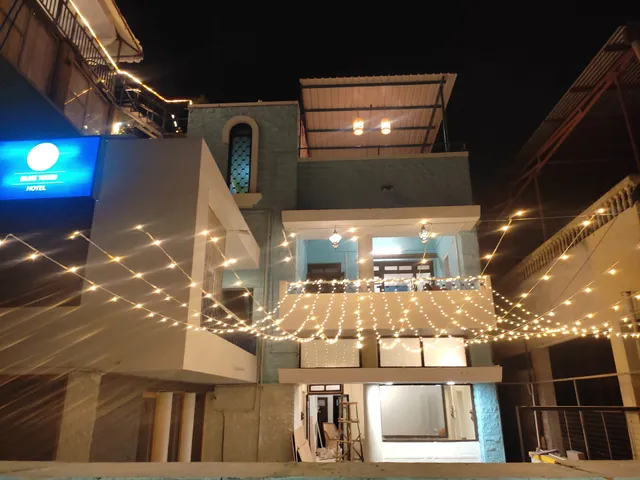 Blue Town Hotel & Cafe