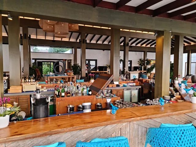 Breeze poolside dining and bar