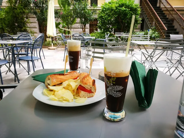 Café στον κήπο του Νομισματικού Μουσείου