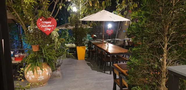 Blue Moon Bar & Restaurant