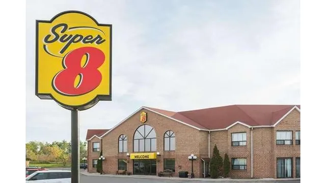 Super 8 by Wyndham Mt Hope Hamilton Intl Arpt ON
