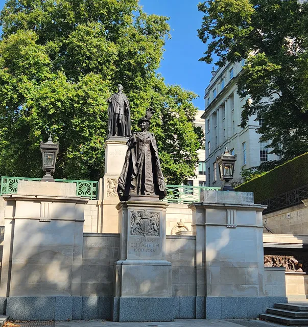 King George VI & Queen Elizabeth The Queen Mother memorials