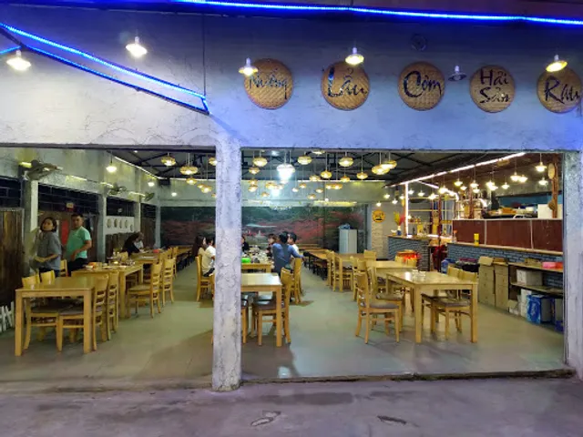 Khu ẩm thực Mid Way