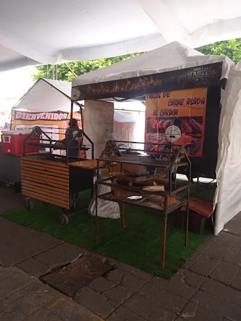 TAKOS Y CARNE ASADA LA TRADICIÓN DE MAMÁ