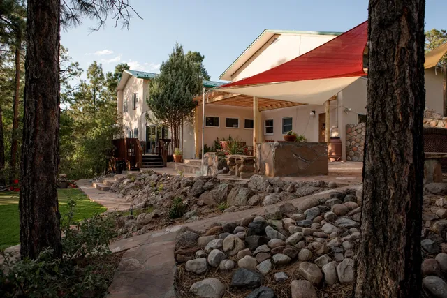 Pueblo Canyon Inn & Gallery