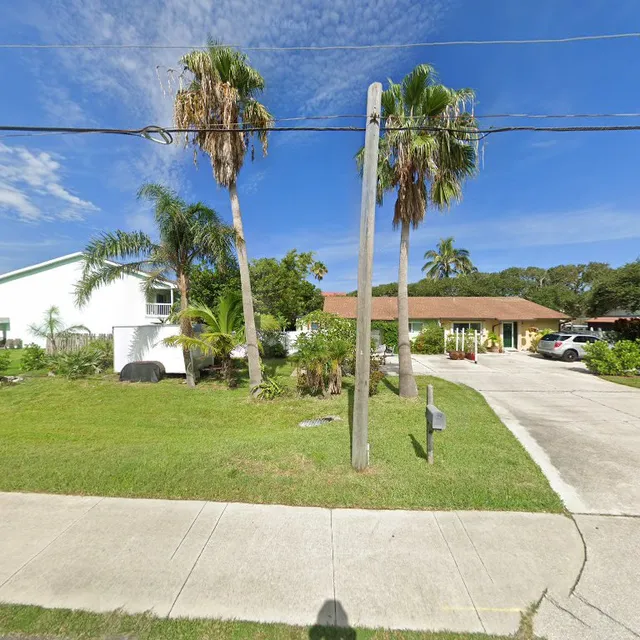 Cocoa Beach Bungalow - Coastal Family Retreat - 1 min walk to the beach, family & dog friendly