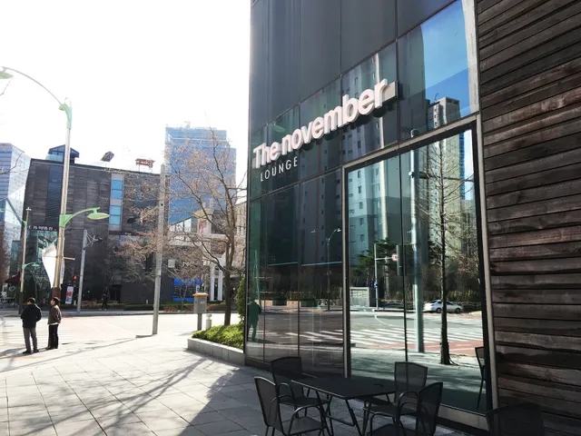 The November Stay in Landmark