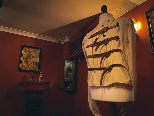 Houdini's Escape Room Experience - Cheshire Oaks