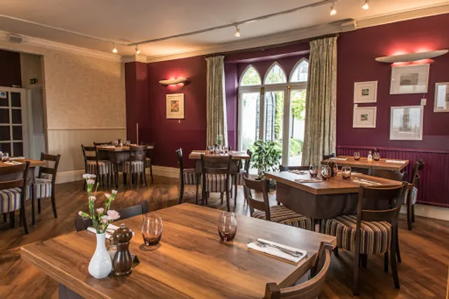 Lifton Hall: Holiday Apartments, Guest Rooms & Kitchen