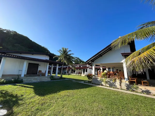 Balong Balong Surf Bungalows & Restaurant