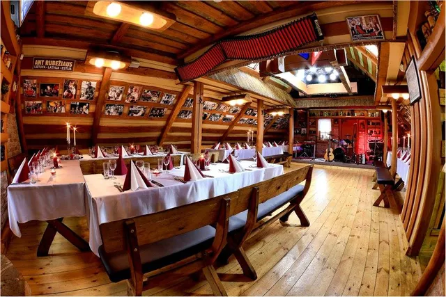 Juone pastuoge, muzikinis klubas - Smukle, Jonyne