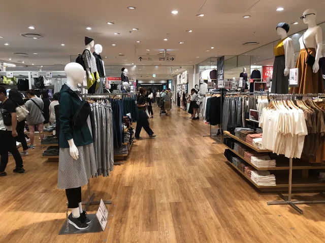 UNIQLO LUCUA 1100 Store