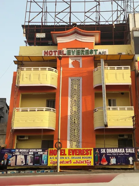 HOTEL EVEREST