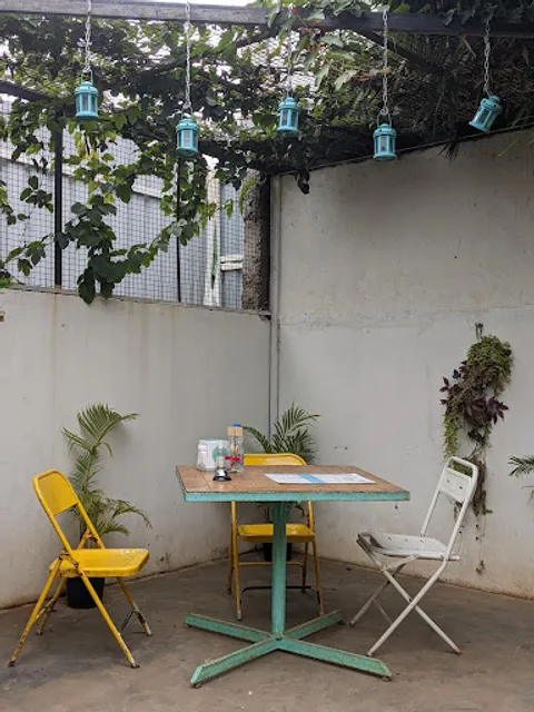 Zoey's: Good Vibes Only