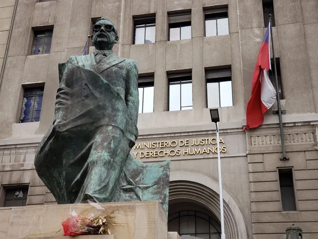 Monumento to President Salvador Allende