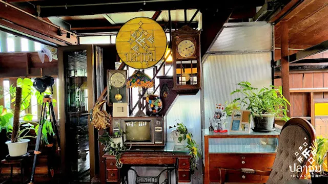 Plachum Café & Bistro