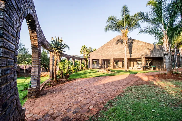 Woodridge Palms Hotel