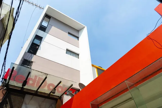 RedDoorz Plus near Mangga Besar Station 2