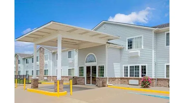 Super 8 by Wyndham Riverside/Kansas City