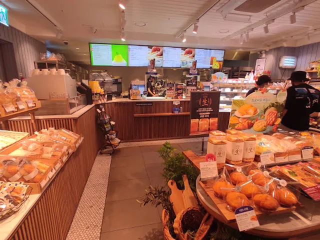 PARIS BAGUETTE Busan stn front