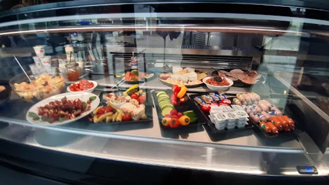 M1 Gelato // Café // Bar