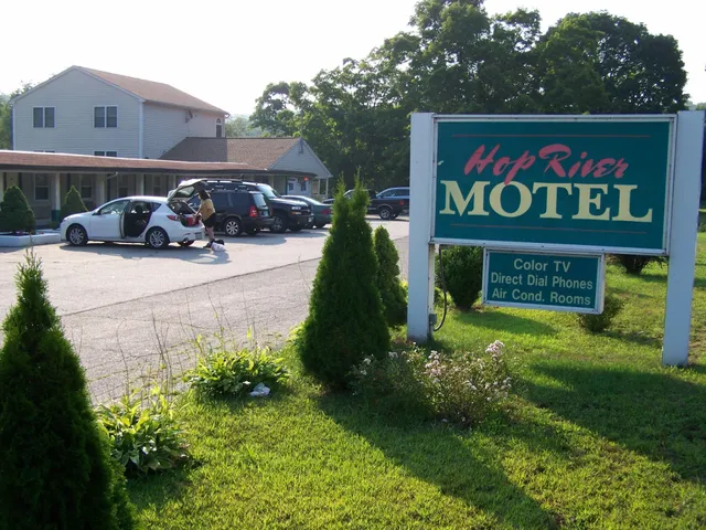 Hop River Motel