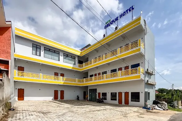 RedDoorz Plus @ New Favour Hotel Gunung Dempo