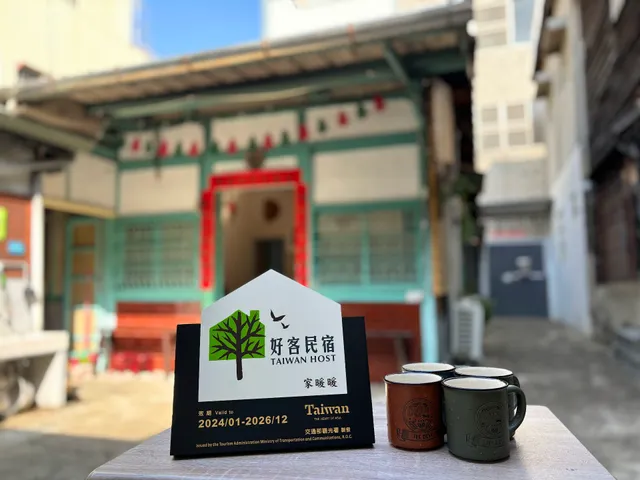 家暖暖懷舊民宿｜嘉義特色文化住宿推薦｜戶外庭院傳統三合院｜團體家庭親子包棟首選｜網友打卡人氣必住｜交通便利文化路周邊