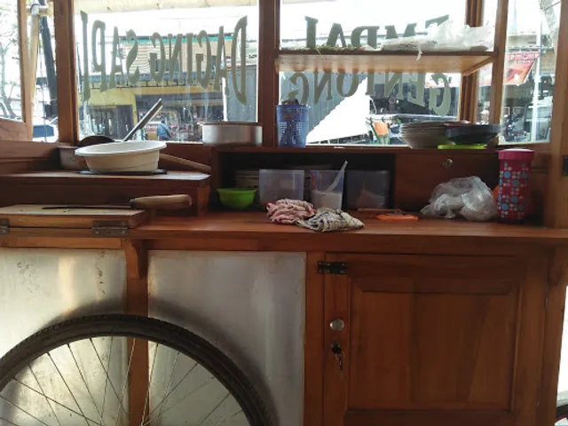 Empal Gentong Mang Kama Cabang Kepatihan