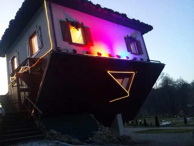 Dom do góry nogami & Kawiarnia "Marzenie"