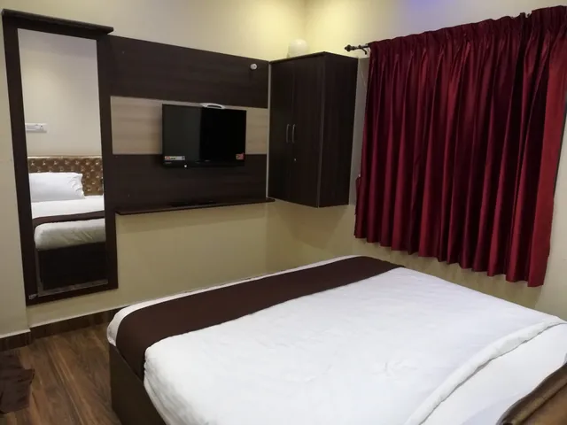 OYO 11396 Hotel Cyprus Inn