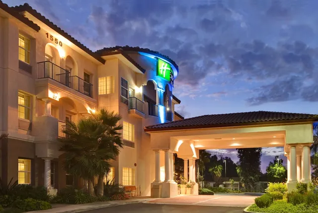 Holiday Inn Express & Suites Corona, an IHG Hotel