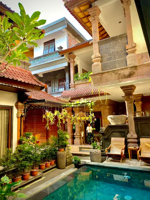 Yuni’s House Bungalows & Fine Art Gallery