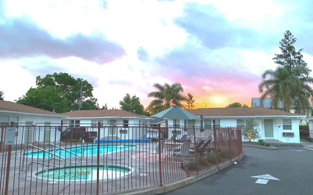 Carlin's Cottage Court