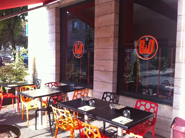 Le Bouche à Oreille