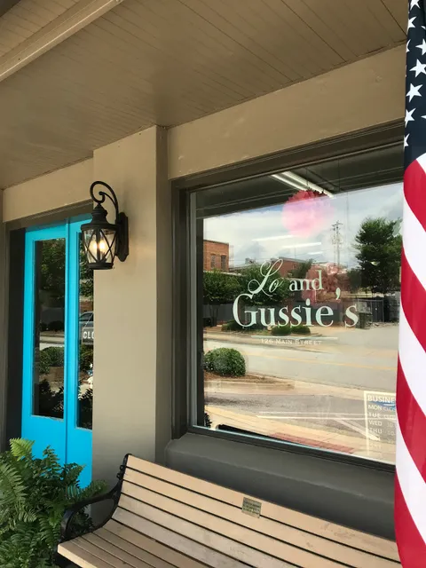 Lo & Gussie's