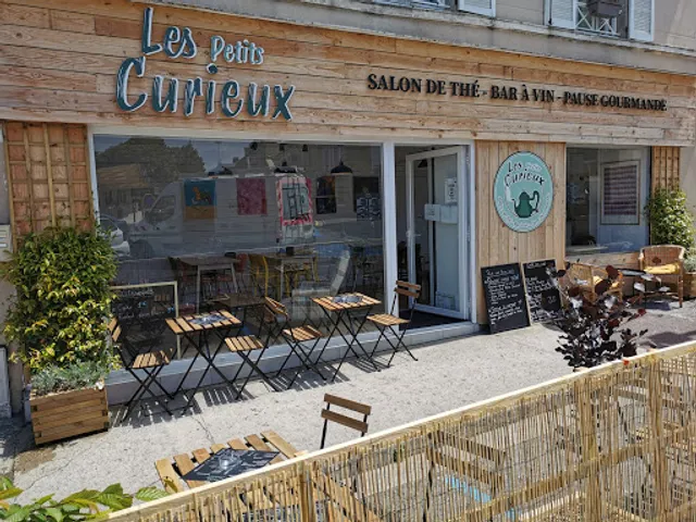Les Petits Curieux