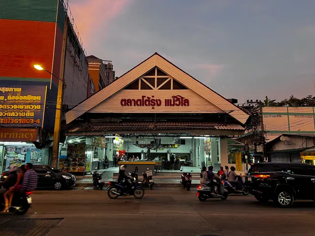 Mae Wilai Market Until Dawn