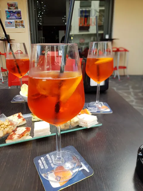 RED BLUE CAFÉ & HOLIDAY