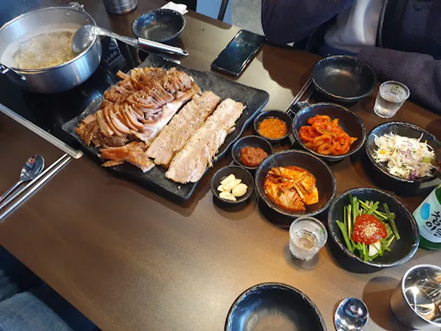 홍대칼국수와족발
